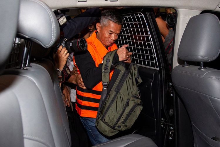 komisioner-kpu-wahyu-setiawan-mengenakan-rompi-tahanan-1.jpg