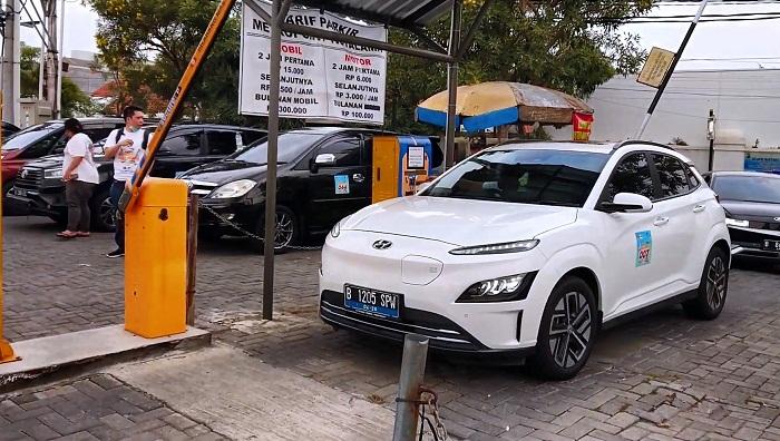 komunitas-mobil-listrik-kunjungi-kota-lama-semarang.jpg