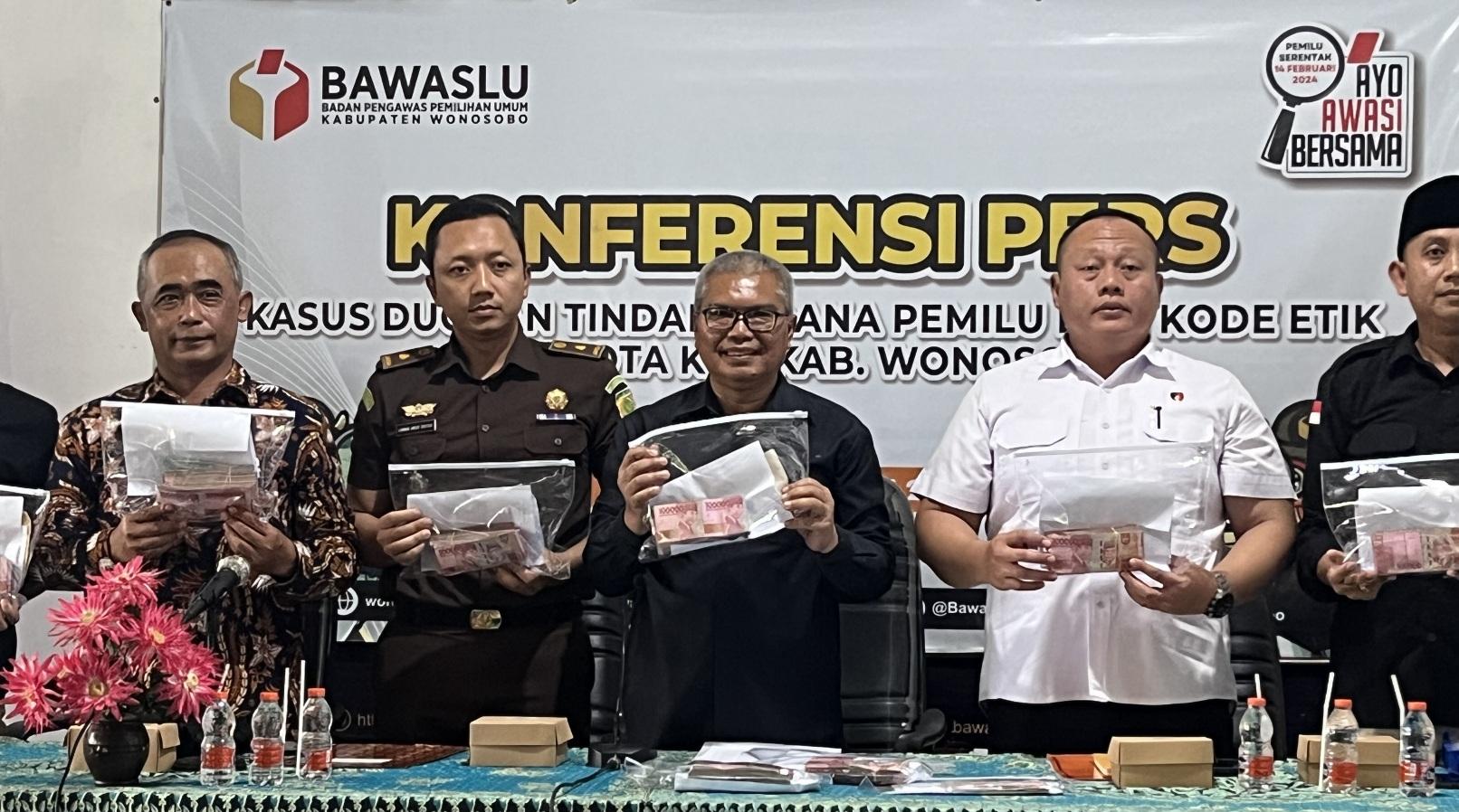 konferensi-pers-bawaslu-wonosobo-soal-komisioner-kpu.jpg