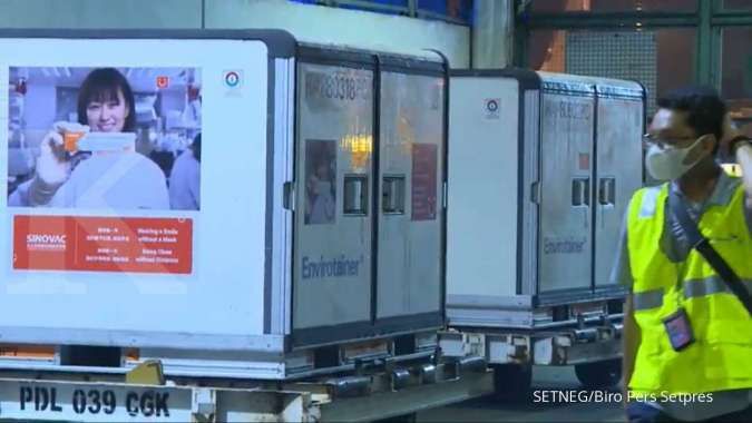 kontainer-berisi-vaksin-covid-19-tiba-di-bandara-soekarno-hatta-minggu-6122020-malam.jpg
