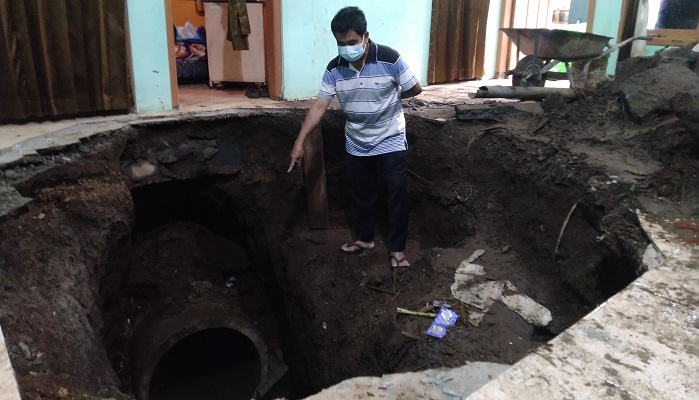 lantai-rumah-warga-traji-parakan-temanggung-ambles-setelah-gorong-gorong-di-bawah-rumah-pecah.jpg