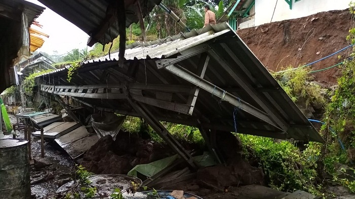 lapak-pedagang-di-pasar-paninggaran-kabupaten-pekalongan-ambruk-tertimpa-longsor.jpg