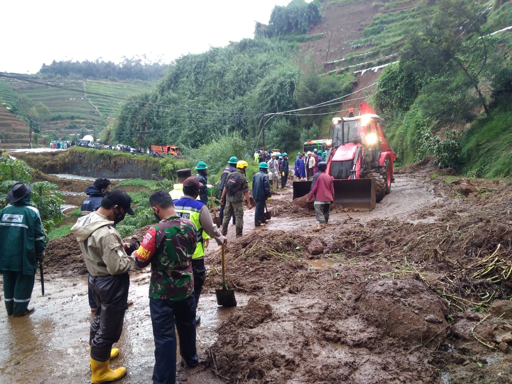 Longsor Tutup Jalur Wonosobo-Dieng