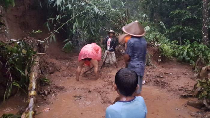 longsor-menutup-jalan-desa-di-kalikesur-kecamatan-kedungbanteng-banyumas-minggu.jpg