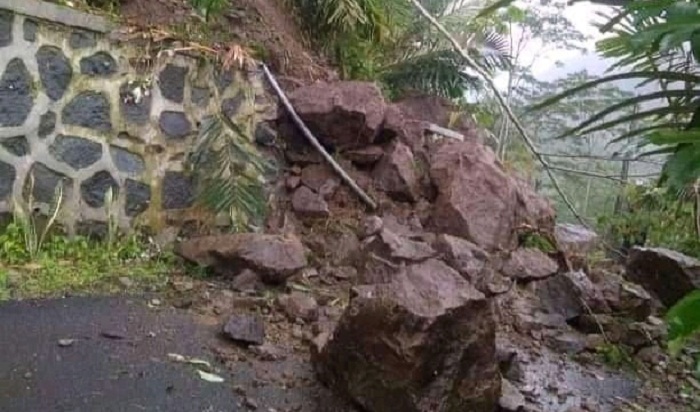longsor-menutup-jalan-di-desa-prendengan-kecamatan-banjarmangu-banjarnegara.jpg