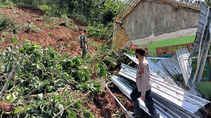 longsor-merusak-dua-rumah-milik-warga-kaligending-kebumen-sabtu-11122021.jpg