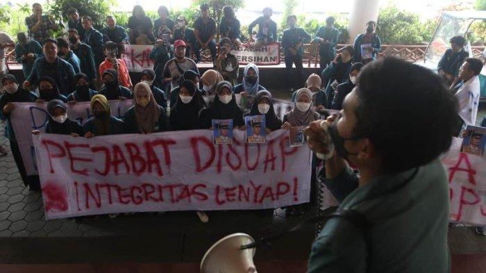 mahasiswa-unila-demo-kasus-suap-rektor-senin-2282022.jpg
