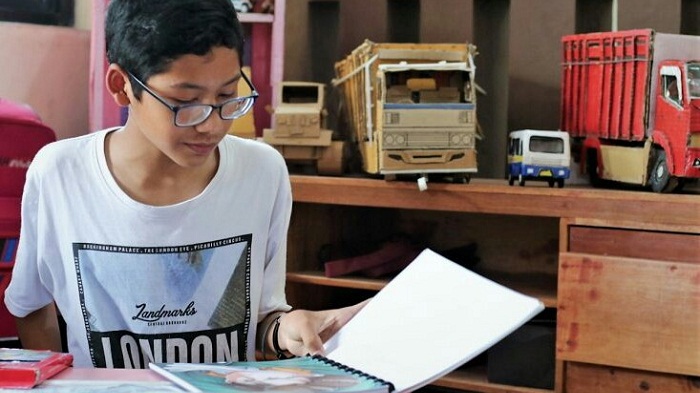 maratama-arizka-putra-14-siswa-kelas-8-smp-it-lukman-al-hakim-slawi-bikin-miniatur-kendaraan.jpg