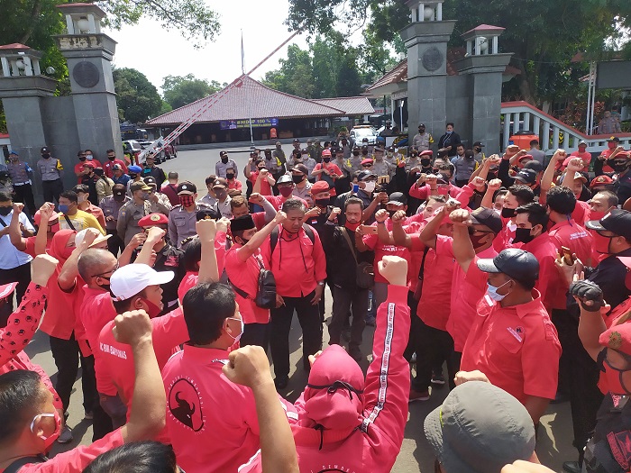 Antisipasi Pembakaran Bendera Partai, Massa PDIP Kawal Unjuk Rasa Penolakan RUU HIP di Banyumas