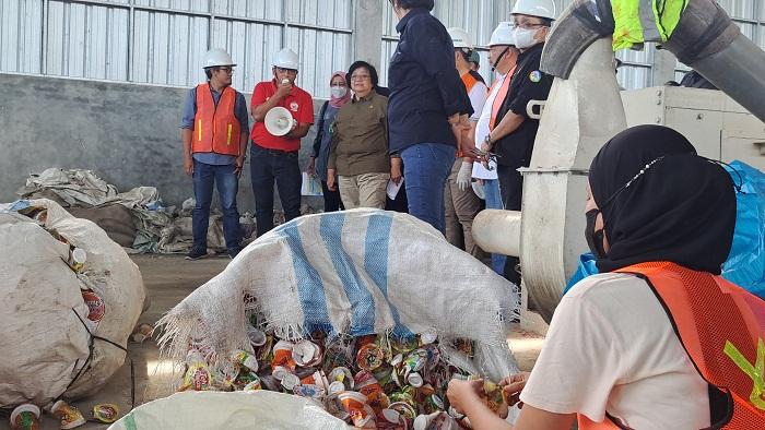 menteri-lingkungan-hidup-dan-kehutanan-siti-nurbaya-kunjungi-pengolahan-sampah-banyumas.jpg