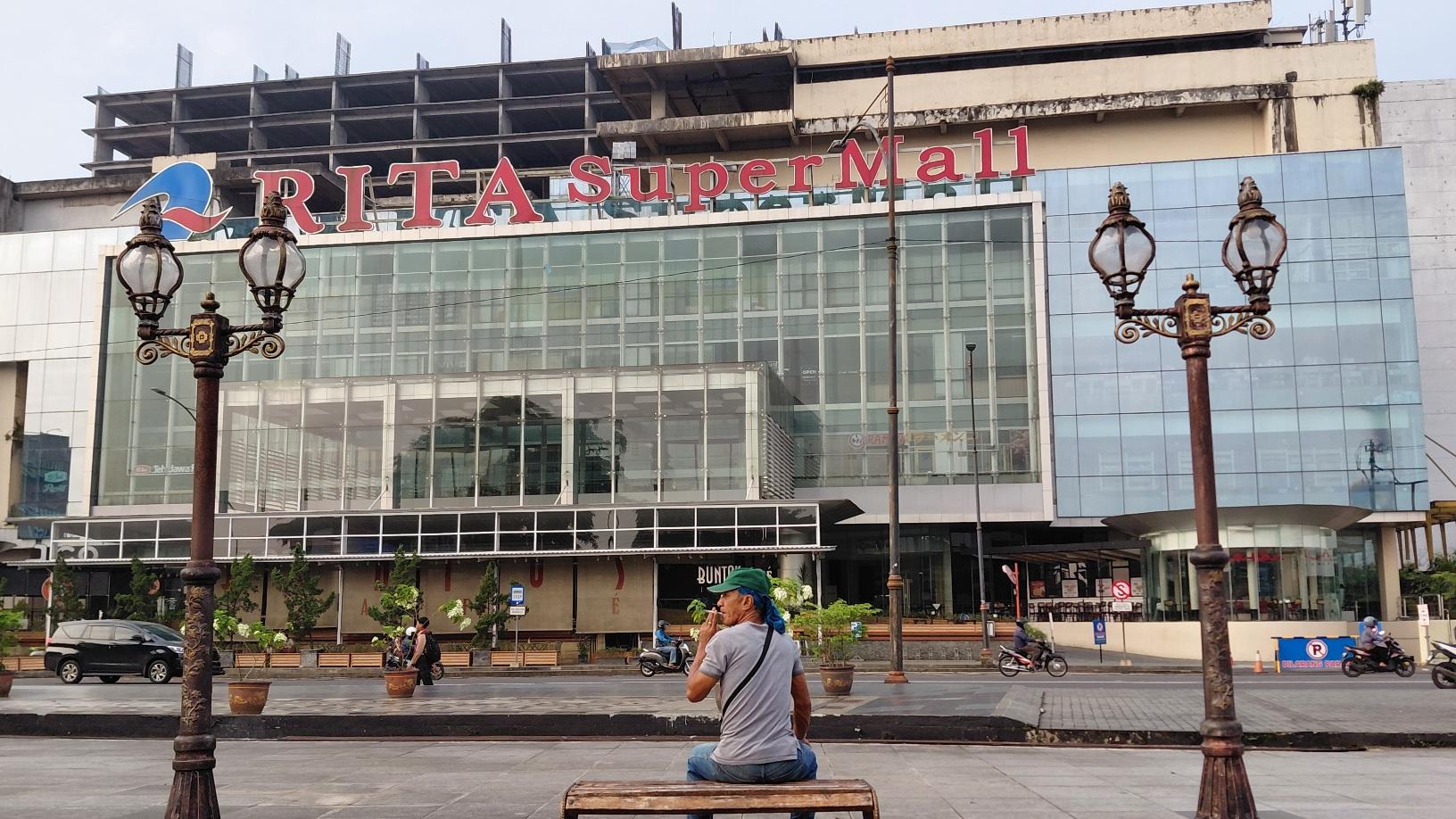 merokok-di-alun-alun-purwokerto.jpg