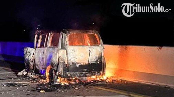 Tabrak Truk kemudian Disambar Bus, Minibus Berpenumpang Warga Tegal Terbakar di Tol Semarang-Solo