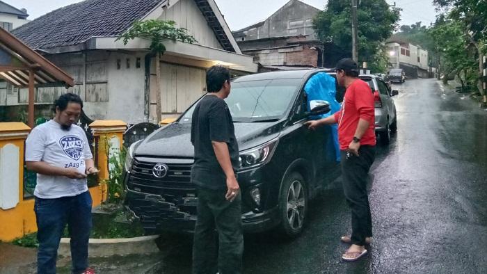 mobil-anggota-dprd-magelang-dibobol-maling-dengan-cara-dipecah-kacanya-di-tinjomoyo-semarang.jpg