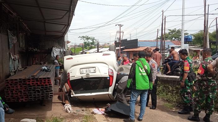 mobil-daihatsu-sirion-terbalik-di-jembatan-beringin-ngaliyan-kota-semarang-senin-3012023.jpg