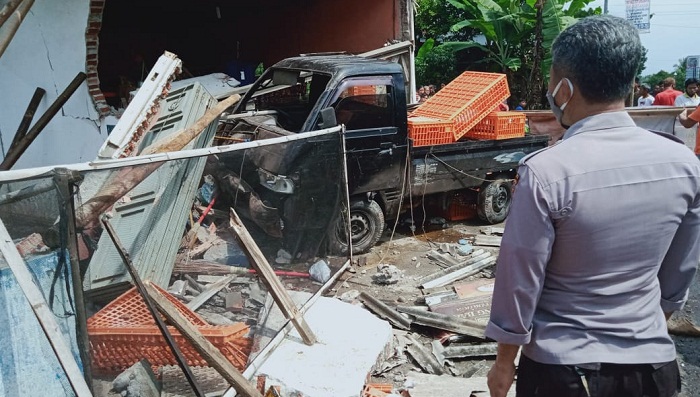 Pikap Tabrak Ruko di Selanegara Purbalingga, Diduga Tergelincir akibat Jalan Licin