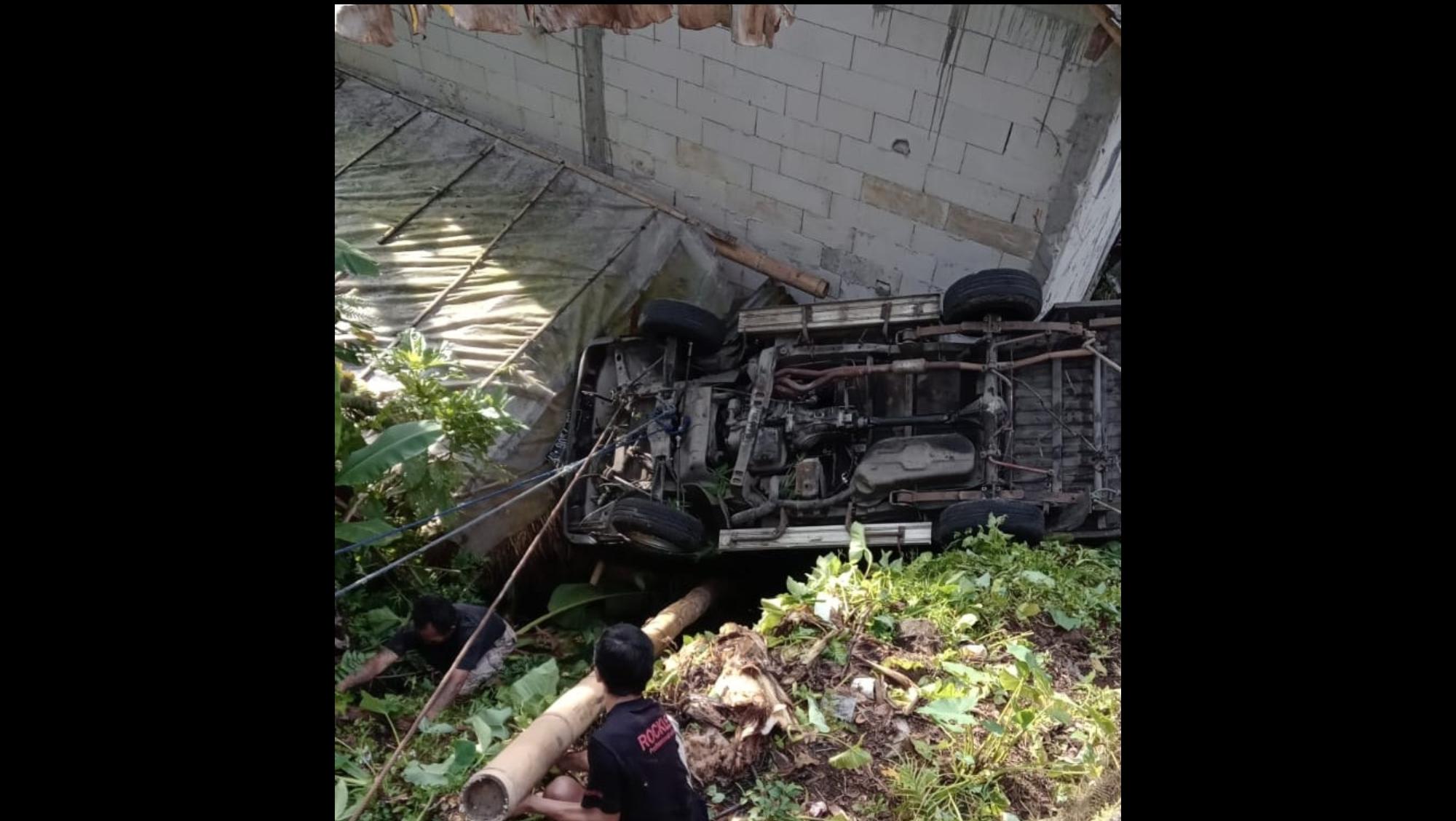 Tak Kuat di Tanjakan Tawangmangu Karanganyar, Mobil Zebra Terjun ke Pekarangan Warga