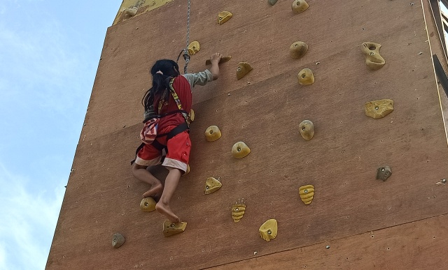 Spiderman Cilik Pekalongan Akhirnya Latihan Panjat Dinding Bareng FPTI: Suka Tapi Gemetar