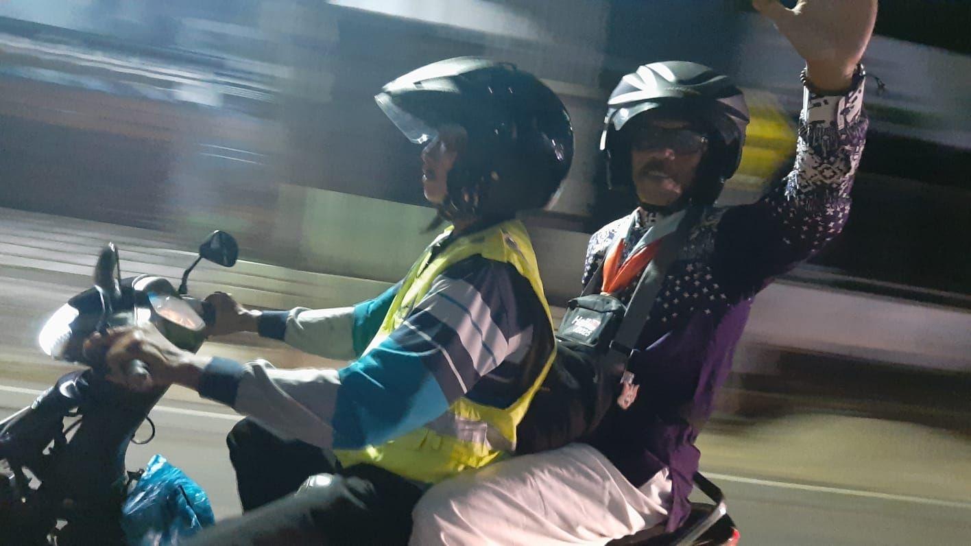 naik-ojek-berhaji-marsahid.jpg