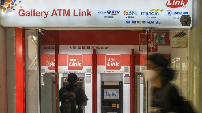 nasabah-melakukan-transaksi-di-atm-link-di-jakarta-minggu-2352021.jpg