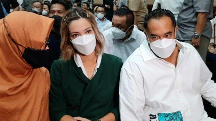nia-ramadhani-dan-ardi-bakrie-sebelum-sidang-vonis-di-pn-jakarta-pusat-selasa-1112022.jpg