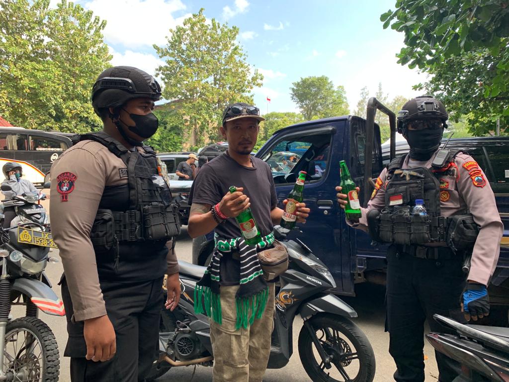 18 Oknum Suporter PSS Sleman Diamankan Tim Sparta Kedapatan Bawa Miras di Stadion Manahan Solo