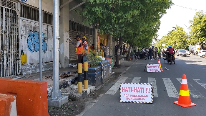 para-pekerja-mulai-mengerjakan-city-walk-jalan-ahmad-yani-kota-tegal-kamis-2392021.jpg