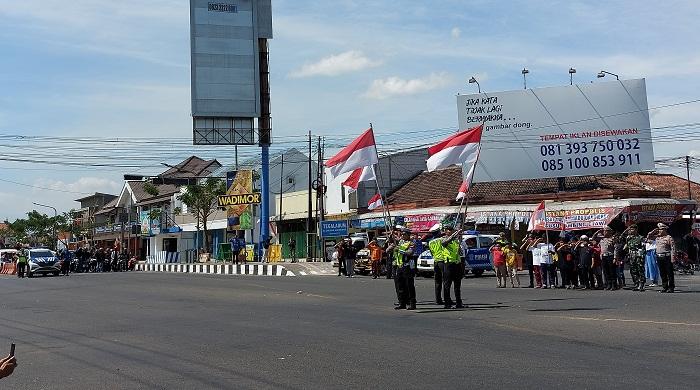 para-pengguna-jalan-memberi-penghormatan-kepada-merah-putih-di-papahan-karanganyar.jpg