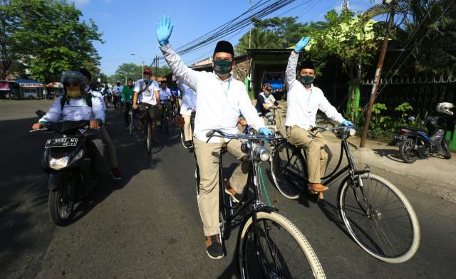 pasangan-oji-jeni-naik-sepeda-berangkat-ke-kpu-purbalingga-mendaftar-sebagai-peserta-pilkada-2020.jpg