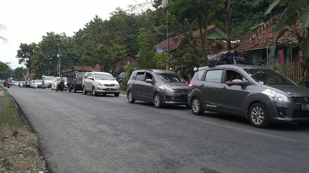 Antrean Kendaraan hingga 2 Km Terjadi di Jalur Selatan di Pasar Tumpah Genteng Cimanggu Cilacap