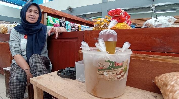 pedagang-minyak-goreng-curah-di-pasar-banyumas-rabu-2962022.jpg