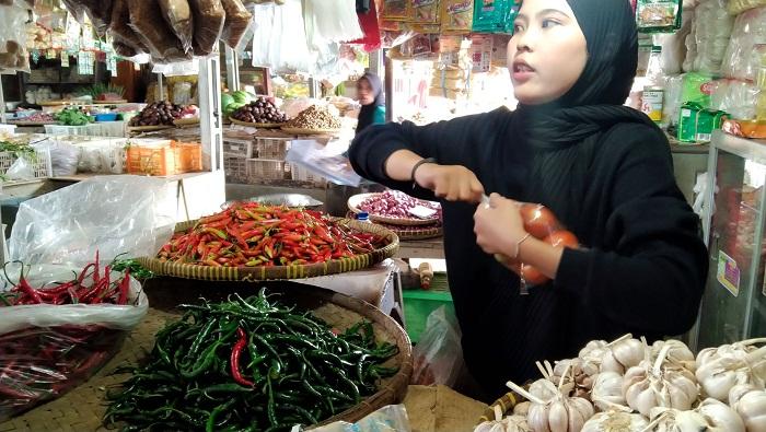 pedagang-pasar-gandrungmangu-cilacap-melayani-pembeli-bumbu-dapur.jpg