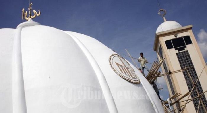 pekerja-mengecat-kubah-masjid-besar-ujungberung-kota-bandung.jpg