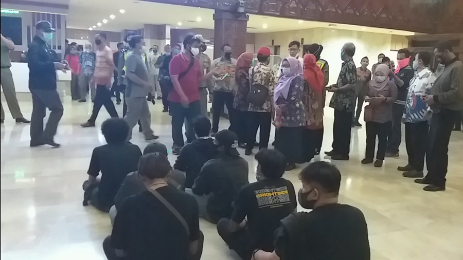 pelajar-smp-ikut-demo-dprd-jateng.jpg