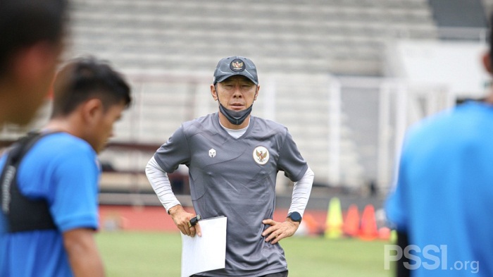pelatih-shin-tae-yong-saat-memimpin-latihan-timnas-2.jpg