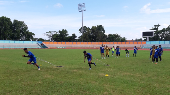 pemain-pscs-berlatih-di-stadion-wijayakusuma-sebelum-wabah-covid-19-terjadi.jpg