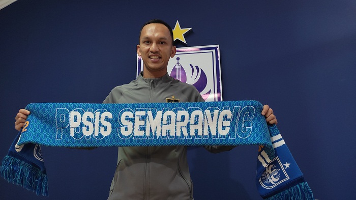 pemain-psis-semarang-rachmad-hidayat-saat-diperkenalkan-minggu-212022.jpg