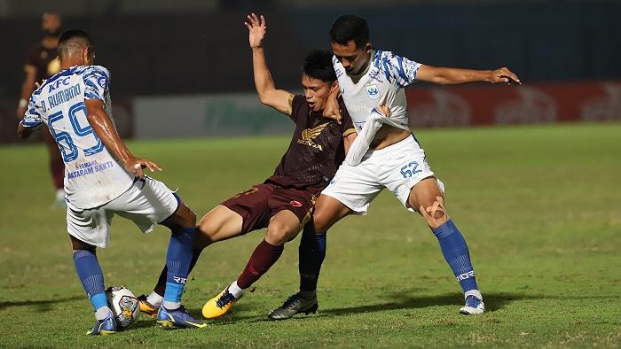 pemain-psm-makassar-berebut-bola-dengan-pemain-psis-semarang.jpg
