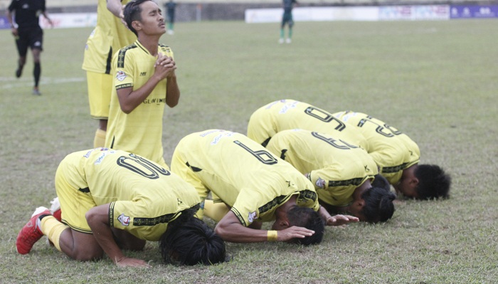 pemaini-persip-pekalongan-sujud-syukur-setelah-menang-melawan-slawi-united.jpg