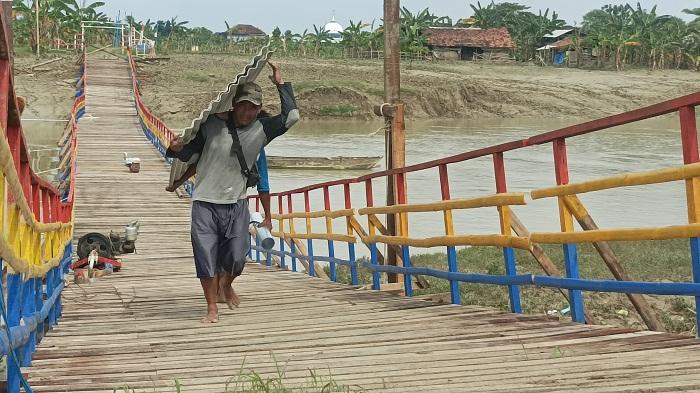 pembangunan-jembatan-apung-sambung-sambung-roso-di-undaan-kudus-dan-demak.jpg