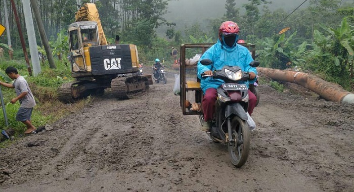 Tanjakan Kembali Ambles, Jalur Menuju Guci via Clirit View Ditutup untuk Mobil