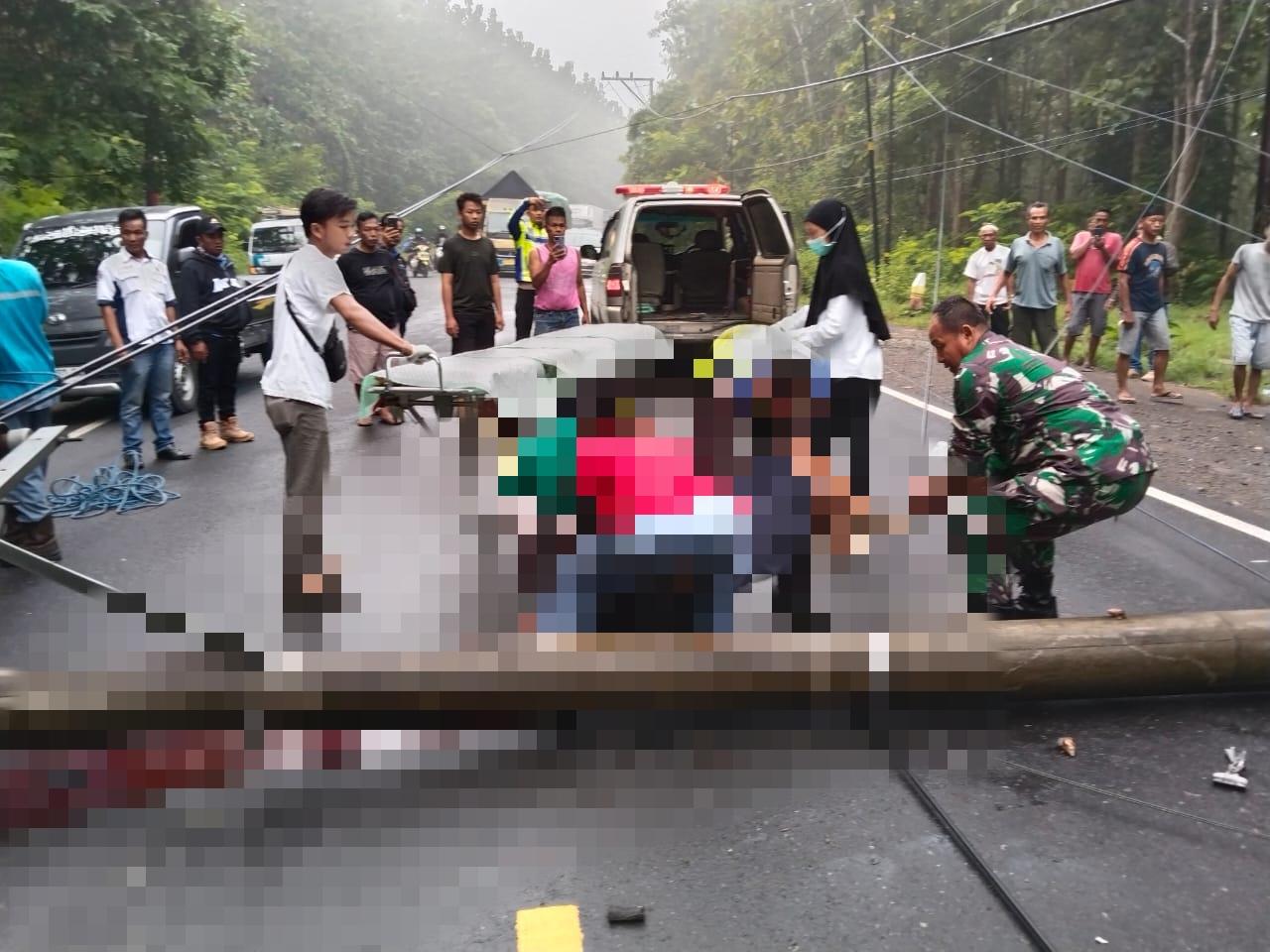 Detik-detik Tiang Listrik Ambruk dan Timpa Pemotor hingga Tewas di Jalan Blora - Cepu