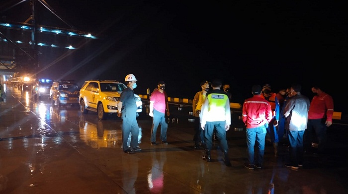 Perahu Pemancing Terbalik setelah Dihantam Angin Kencang di Perairan Cilacap, Dua Orang Hilang