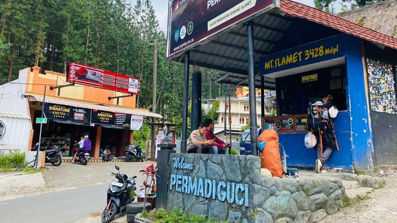 pendaki-gunung-slamet-di-basecamp-permadi-guci-tegal-minggu-29122024.jpg