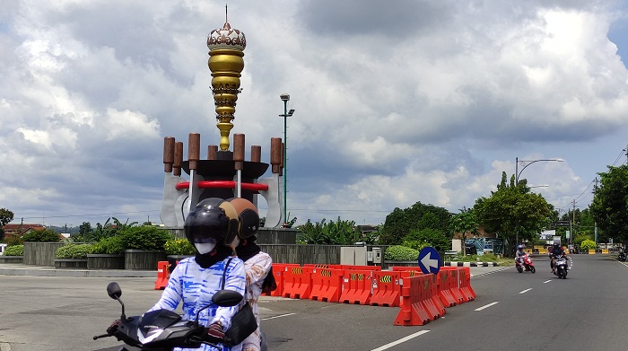 pengendara-melintasi-di-dekat-tugu-gada-rujak-polo-purwokerto-sabtu-1222022.jpg