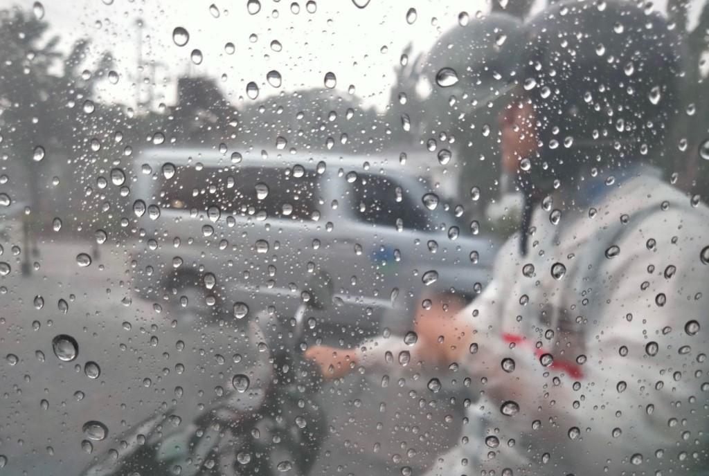 pengendara-sepeda-motor-saat-hujan.jpg