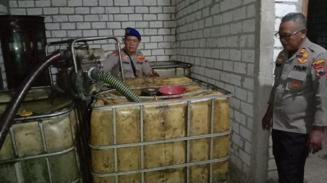 penggrebekan-gudang-solar-bersubsidi-di-pati.jpg