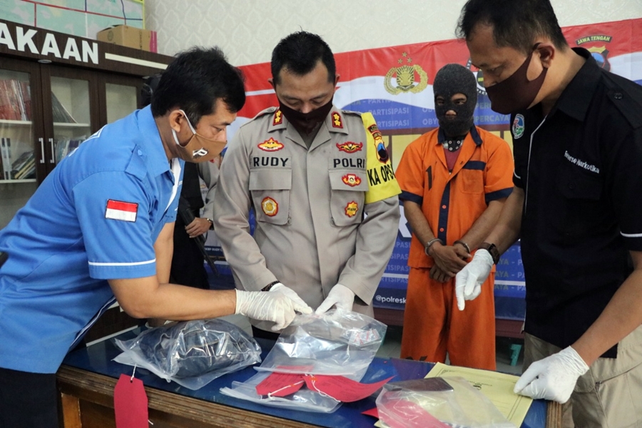 pengguna-sabu-ditangkap-di-kebumen.jpg