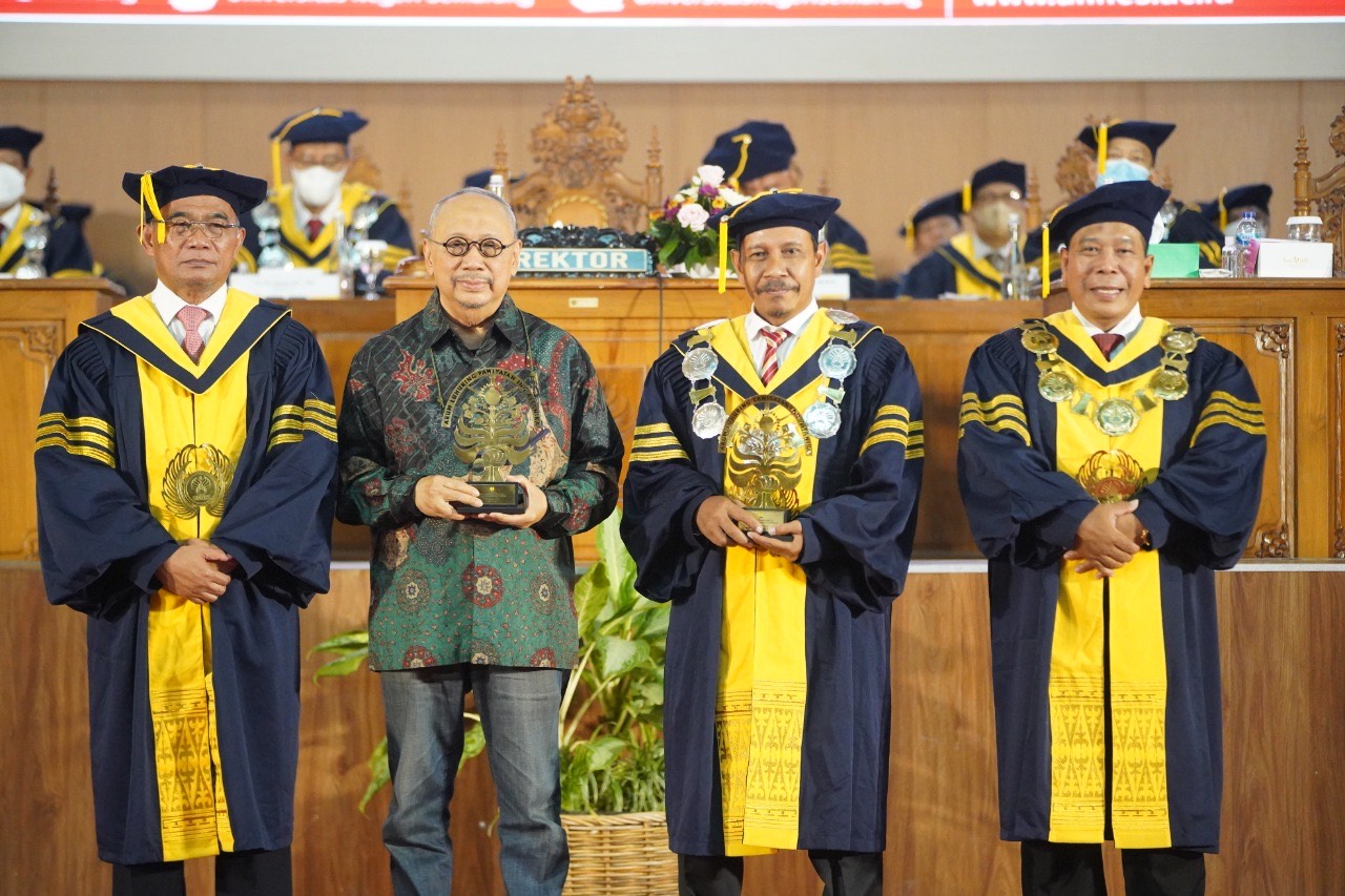 Unnes Berikan Penghargaan kepada Menteri Nadiem Makarim dan Musisi Ebiet G Ade