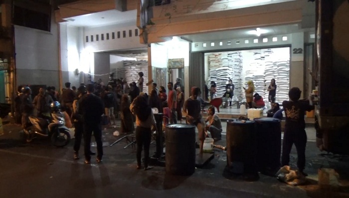 penjualan-minyak-goreng-curah-di-salatiga-berlangsung-hingga-malam.jpg