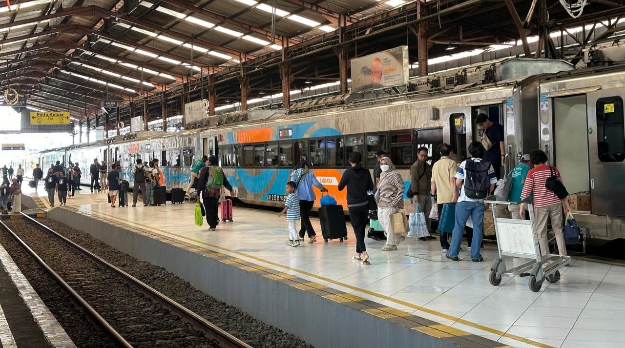 penumpang-di-stasiun-wilayah-daop-5-purwokerto.jpg